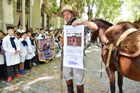 Niños de Escuela n.º 1 de Durazno ya entregaron mensajes al chasque que viaja hacia Paraguay