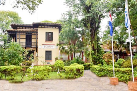 fue fundada el 28 de Abril de 1924 y es la única escuela pública uruguaya en el exterior del país.