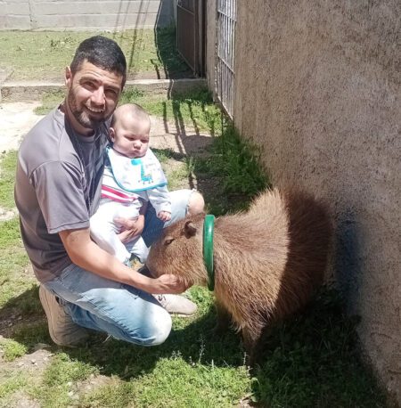 Juanito junto al nuevo integrante de la familia