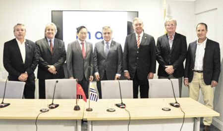 Autoridades al momento del sorteo de las cabañas y sus ejemplares, en sede de INAC