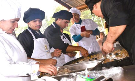 Alumnos de UTU en pleno desarrollo de la paella