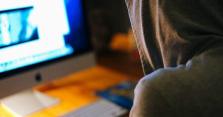 Detenida por estafa: Mujer prometió dólares a cambio de pesos en redes sociales