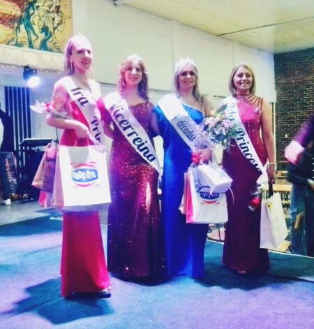 Claudia junto a la vice reina y primera y segunda princesa en el evento desarrollado en Sarandí del Yí
