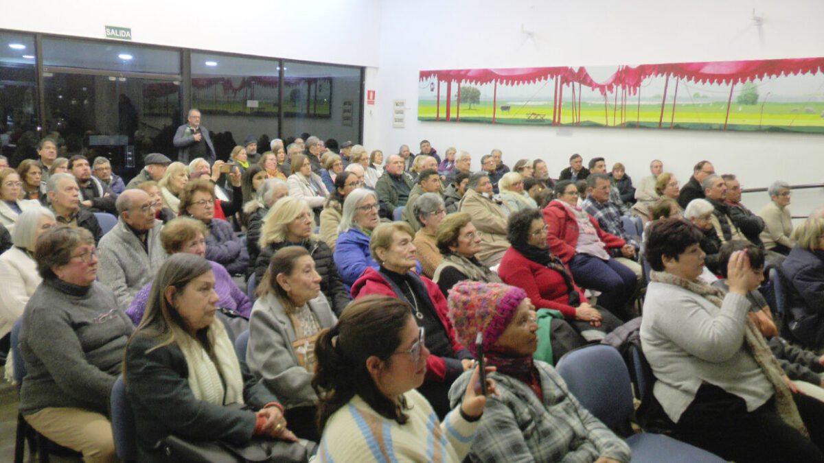 Numeroso público en el homenaje a Heber Souza