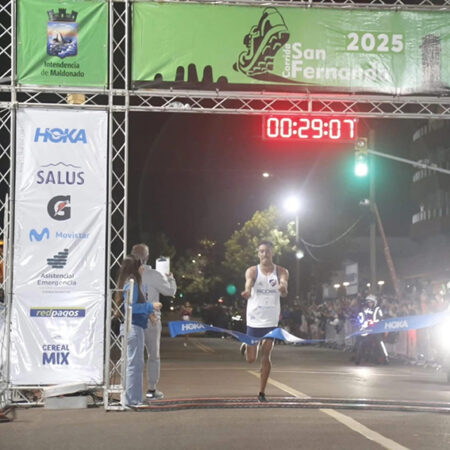 Valentín Soca cruzando la linea de meta en el primer lugar.
