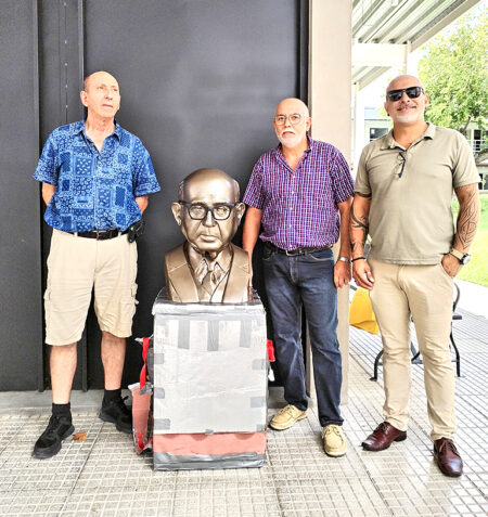 Silvestre Burgues, radicado en Los Ángeles, donó un busto de Raúl H. Evangelisti al Conservatorio de Música de Durazno