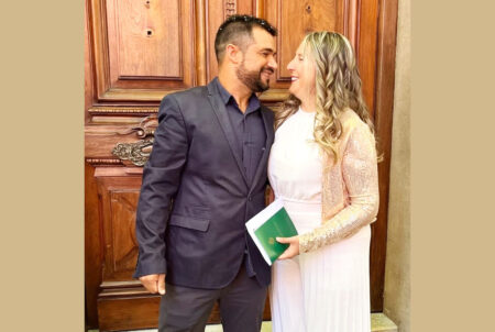 Ismael y Carina luego de dar el si en el Palacio Penza el día de los enamorados
