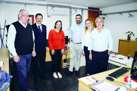 Ariel Ferrari dialogando con funcionarios del departamento de Durazno