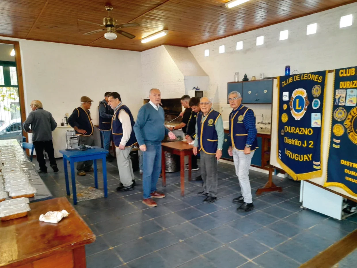 Los integrantes del Club de Leones en plena tarea